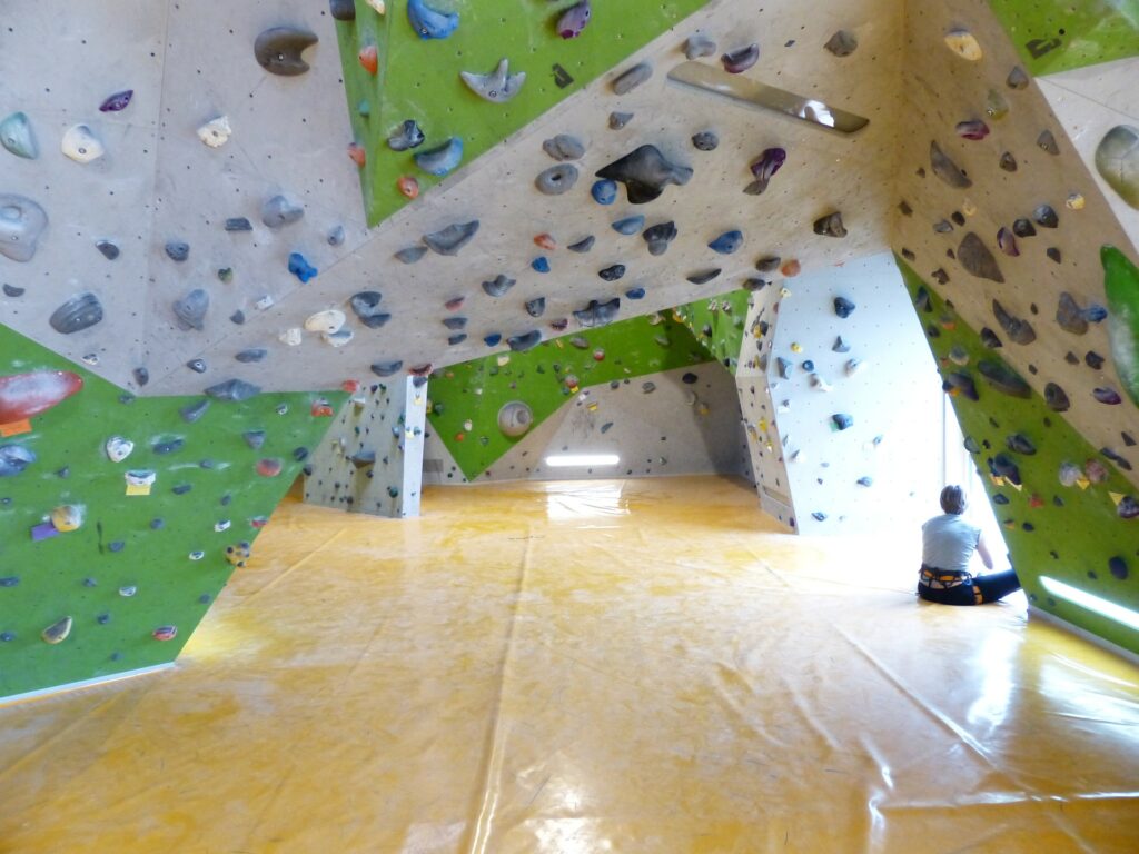 How to build the indoor or outdoor climbing wall