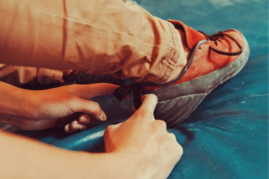 Deep Cleaning Climbing Shoes with Baking Soda and Vinegar